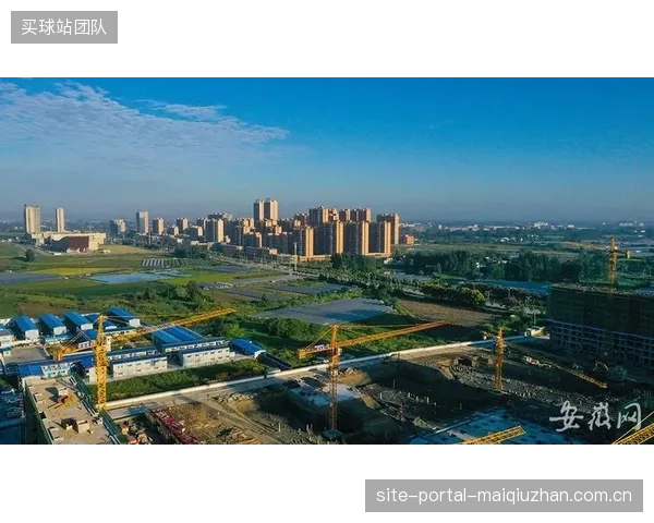 AR图文包装正前移至航拍直升机端处理，旨在打破“上帝视角”画面的信息单一性
